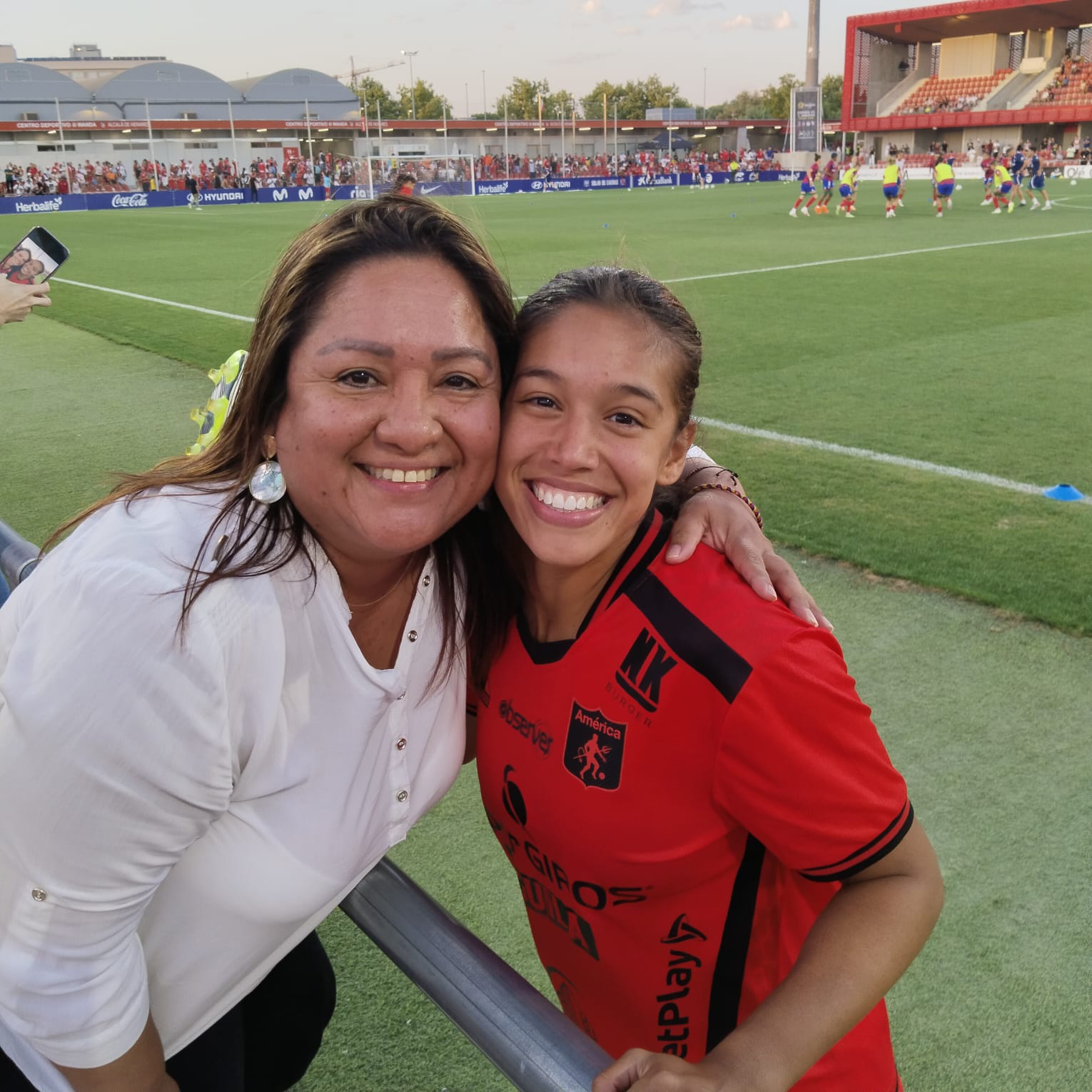 Más de 180 connacionales disfrutaron la pasión del fútbol junto al Consulado de Colombia en Madrid