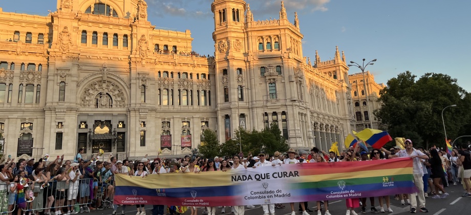 Más de 500 colombianos marcharon junto al Consulado de Colombia en Madrid y Colombia Nos Une, en el Orgullo Madrid 2024 bajo el Lema "NADA QUE CURAR"