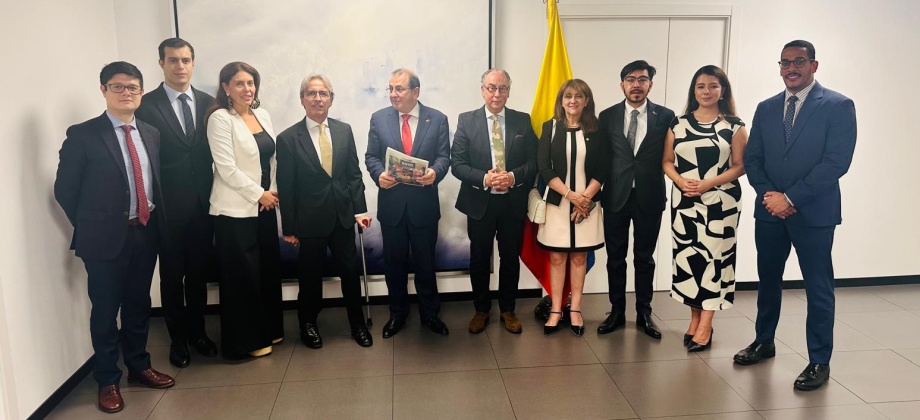 Funcionarios en la visita del Viceministro Jorge Rojas a la sede del Consulado de Colombia en Madrid 