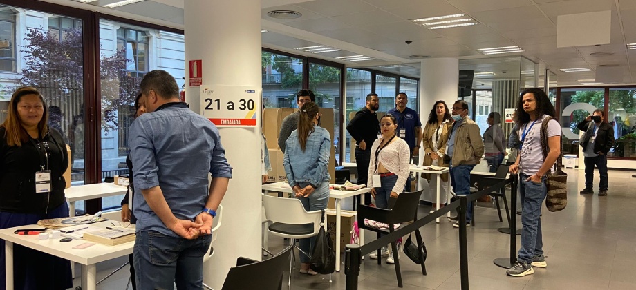 Colombianos en Madrid asisten con normalidad a las urnas en la cuarta jornada del proceso electoral para elegir Presidente y Vicepresidente 2022