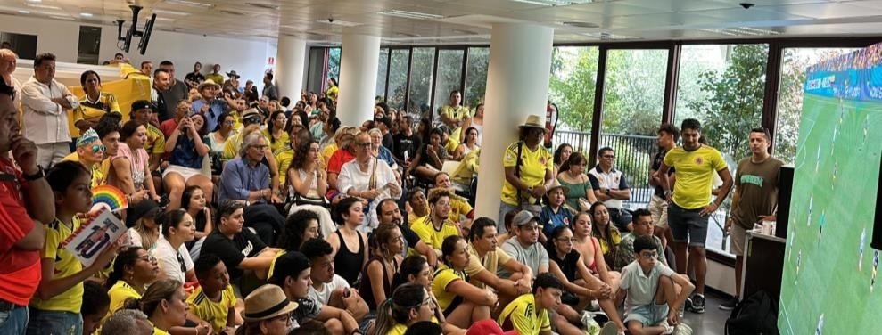  El Consulado de Colombia en Madrid abrió sus puertas a más de 600 connacionales para vivir la pasión tricolor