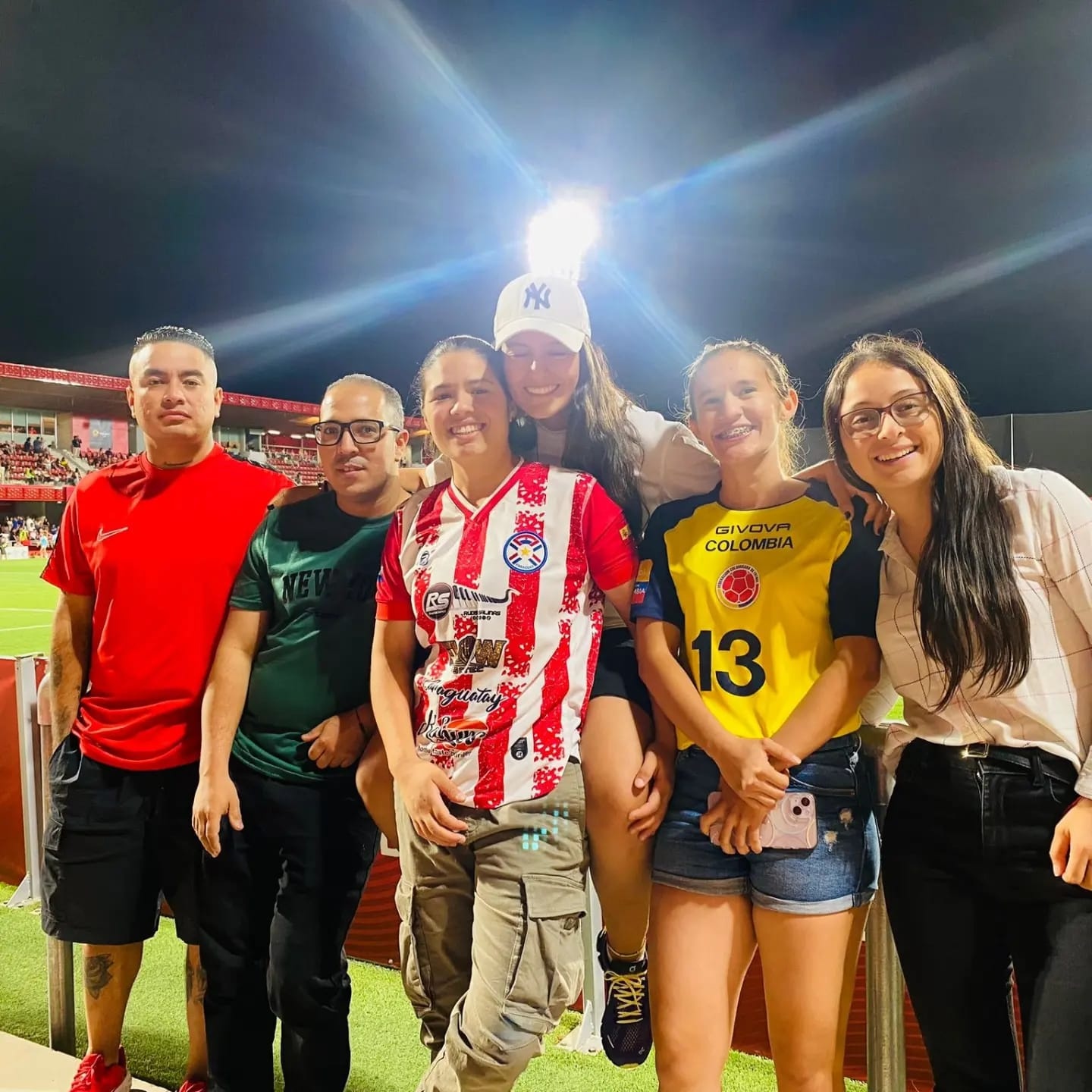 Más de 180 connacionales disfrutaron la pasión del fútbol junto al Consulado de Colombia en Madrid