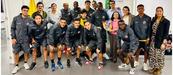 Consulado de Colombia en Madrid recibió a jóvenes futbolistas que nos representarán en la Copa Mundial de Minifútbol Sub23 
