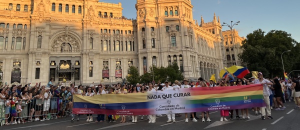 Más de 500 colombianos marcharon junto al Consulado de Colombia en Madrid y Colombia Nos Une, en el Orgullo Madrid 2024 bajo el Lema "NADA QUE CURAR"