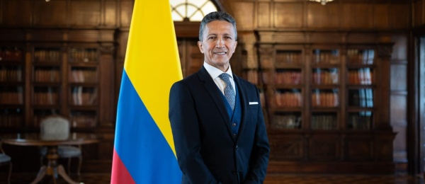 Foto en la que aparece el nuevo Cónsul General Central de Colombia en Madrid, Javier Darío Higuera Ángel