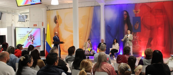 Consulado General Central de Colombia en Madrid conmemora el Día Nacional de la Memoria y Solidaridad con las Víctimas: un homenaje cargado de palabras, arte y esperanza